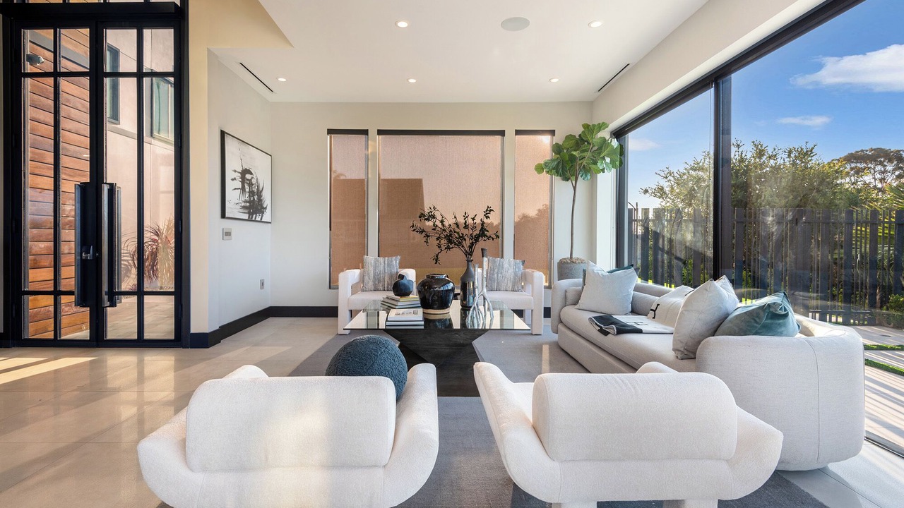 Photo of Livingroom in Tarzana
