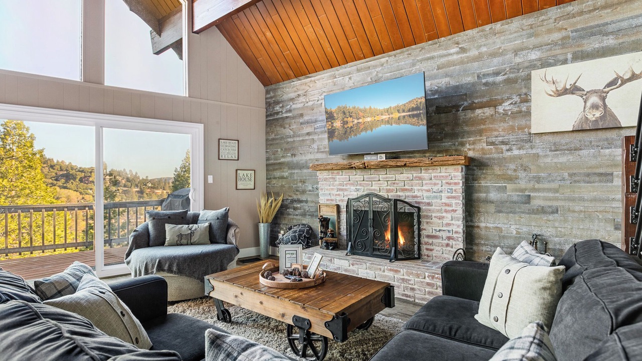 Photo of Livingroom in Crestline