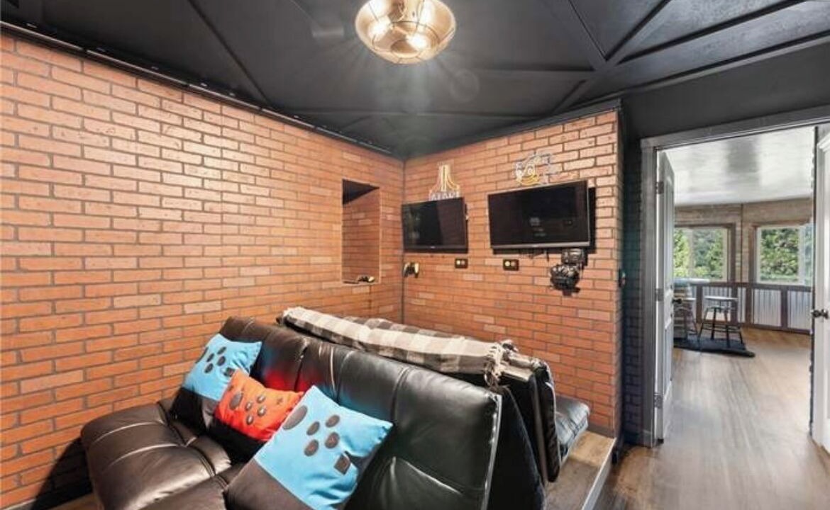 Photo of Livingroom in Crestline