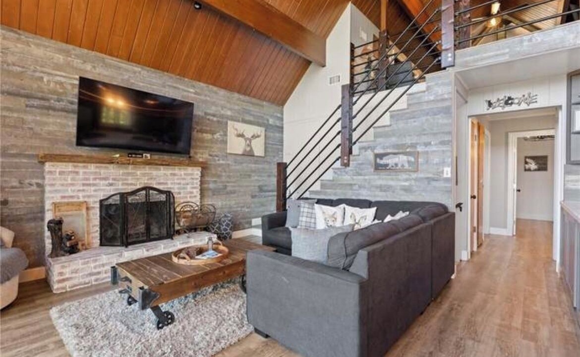 Photo of Livingroom in Crestline