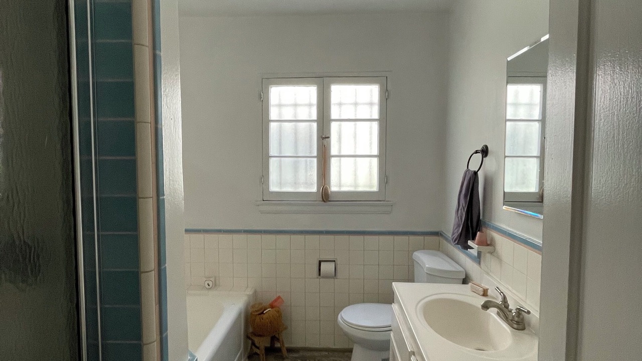Photo of Bathroom in Mid-Wilshire