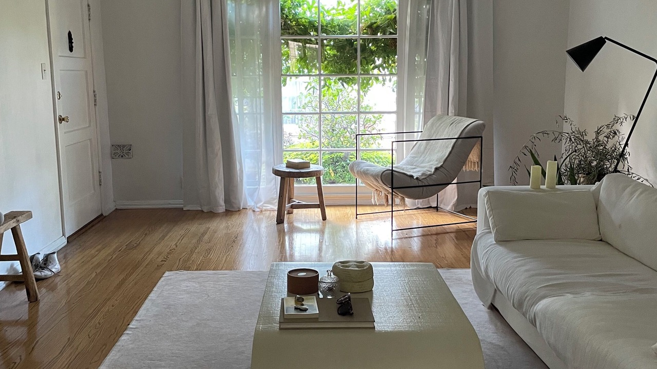 Photo of Livingroom in Mid-Wilshire