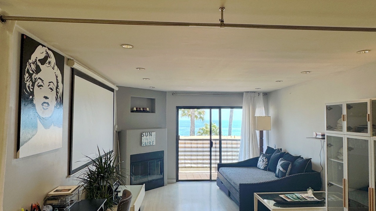 Photo of Livingroom in Central Malibu