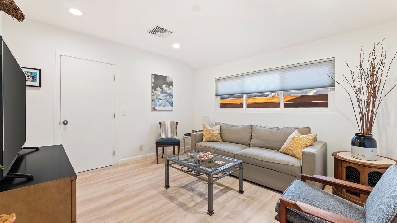 Photo of Livingroom in North Hills West