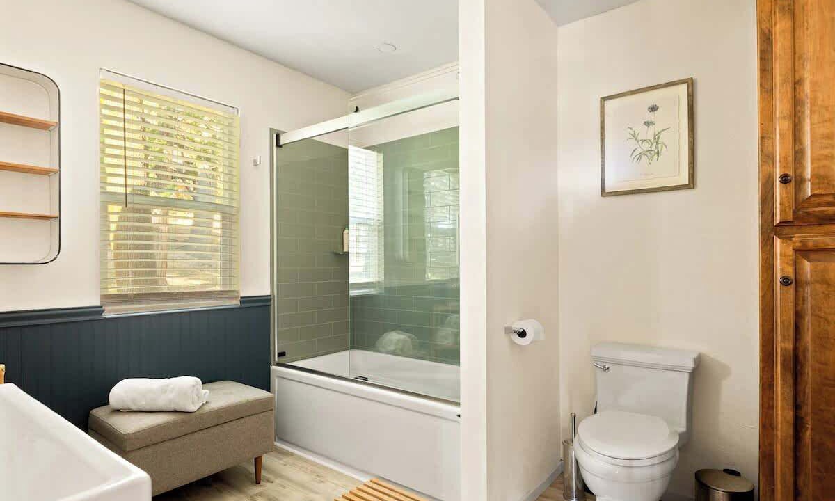 Photo of Bathroom in Blue Jay