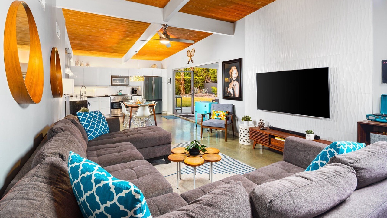 Photo of Livingroom in Racquet Club Estates