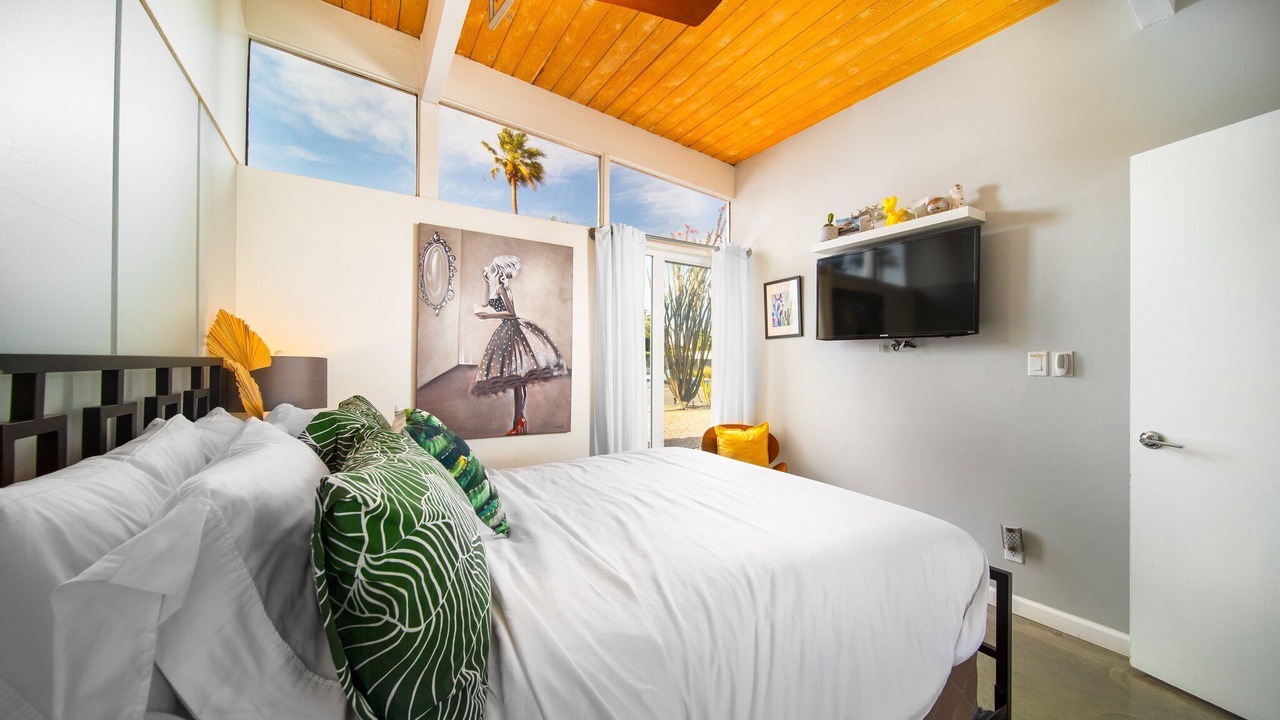 Photo of Bedroom in Racquet Club Estates