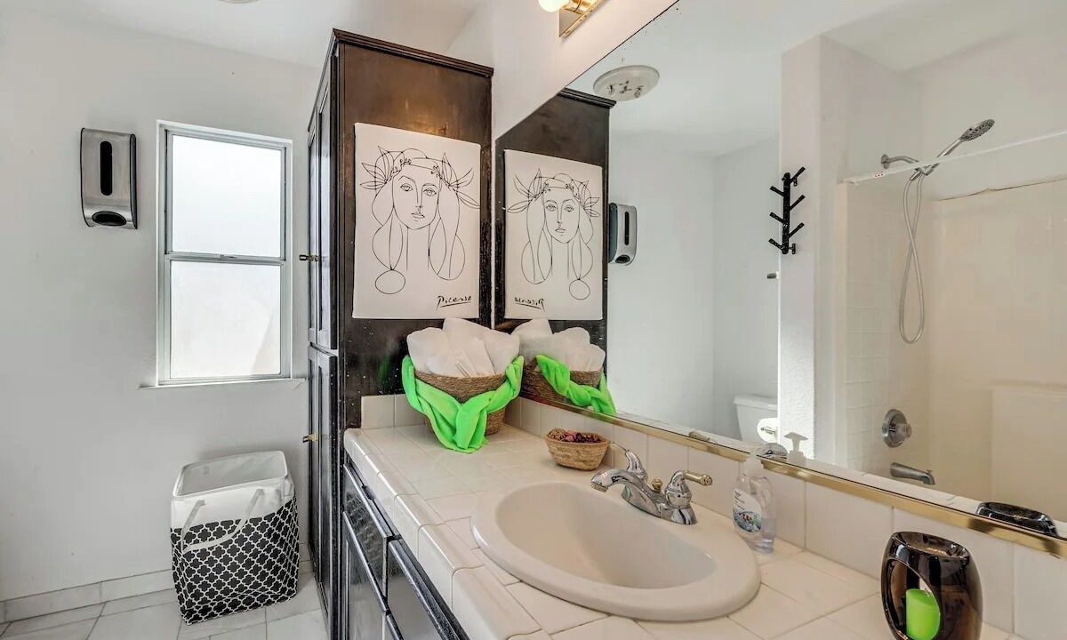 Photo of Bathroom in Raisin