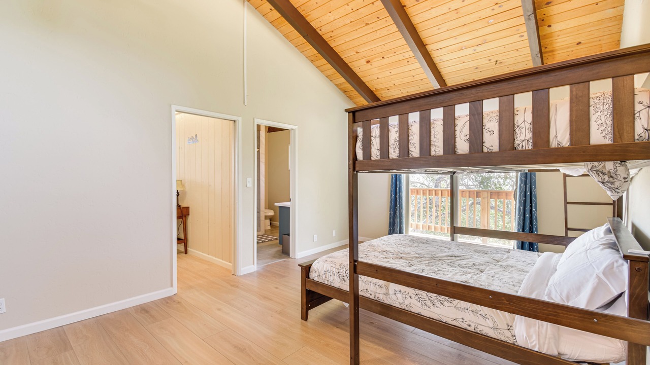 Photo of Bedroom in Yosemite Lakes