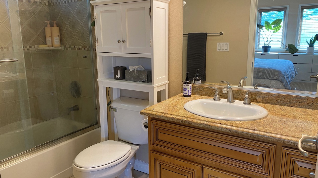 Photo of Bathroom in Lamanda Park