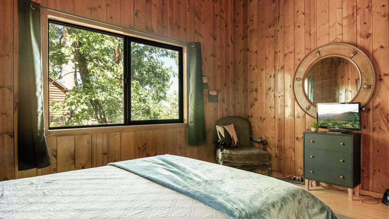 Photo of Bedroom in Green Valley Lake