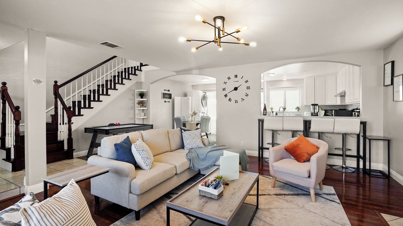 Photo of Livingroom in Midway City