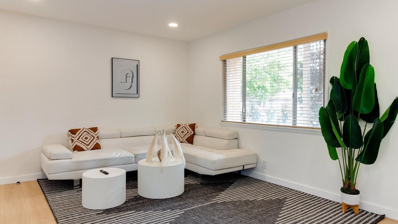 Photo of Livingroom in Sylmar