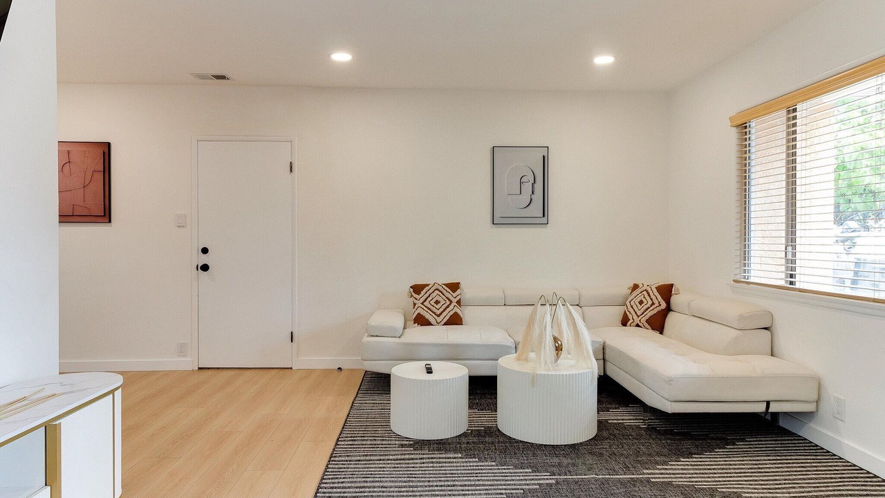 Photo of Livingroom in Sylmar
