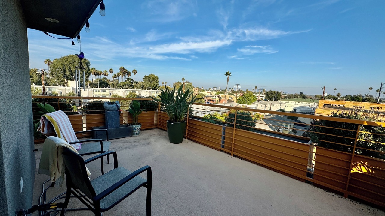 Photo of Patio Balcony in Mid-Wilshire