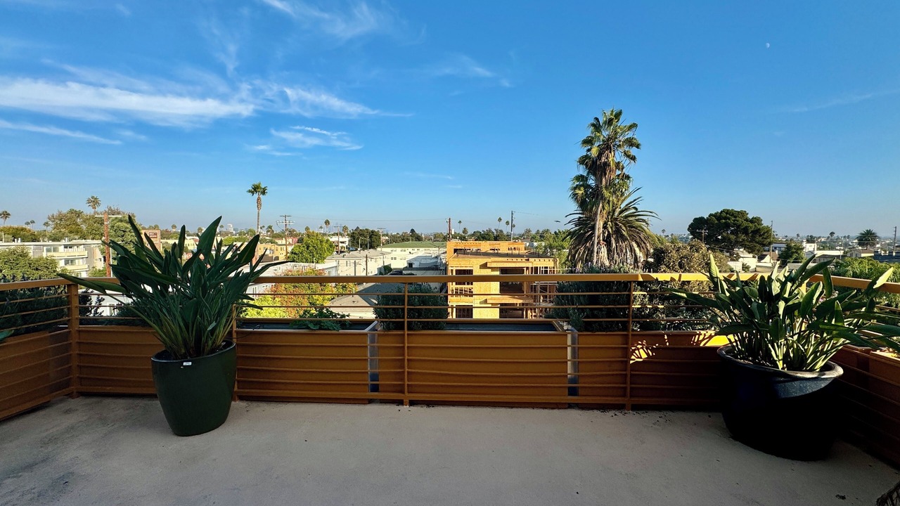 Photo of Outdoor in Mid-Wilshire