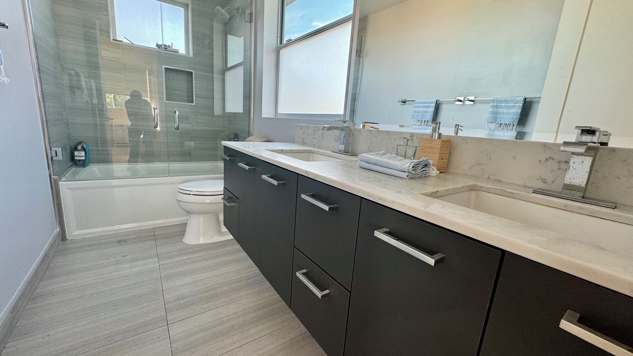 Photo of Bathroom in Mid-Wilshire