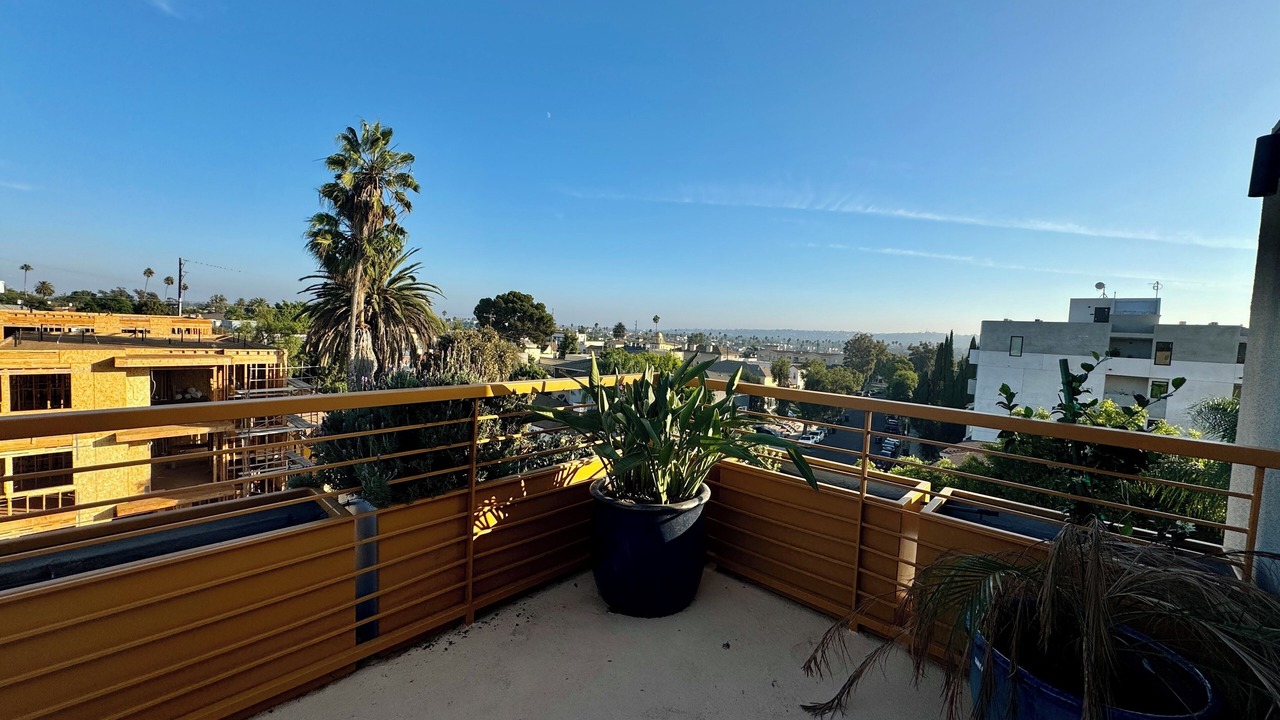 Photo of Outdoor in Mid-Wilshire