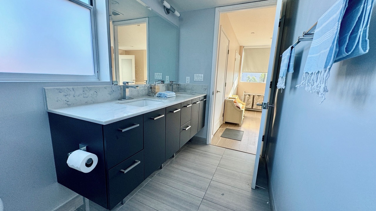 Photo of Bathroom in Mid-Wilshire