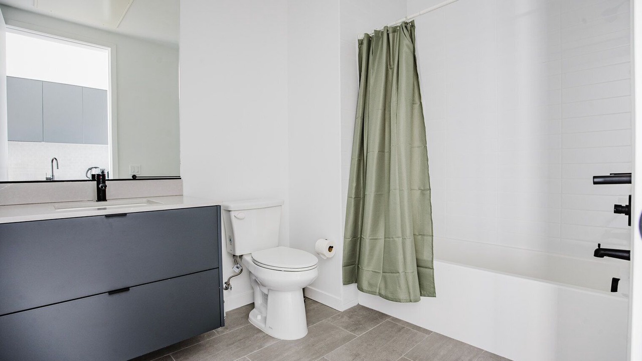 Photo of Bathroom in Mid-Wilshire