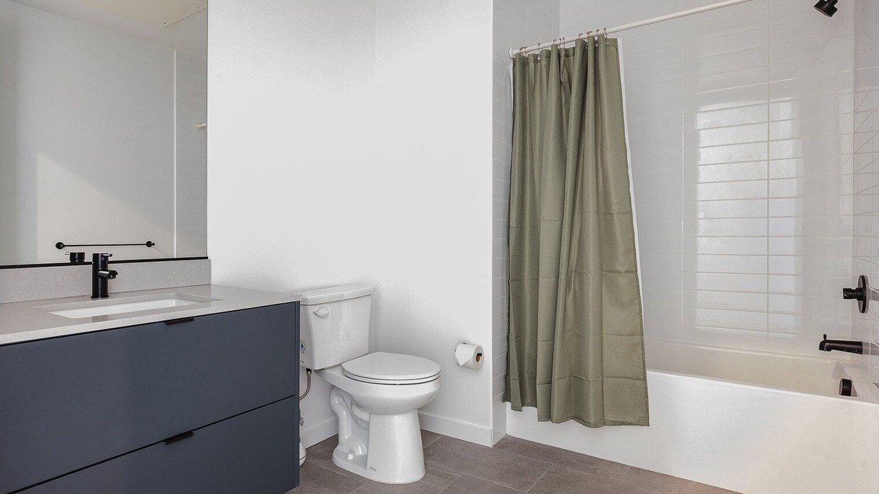 Photo of Bathroom in Greater Wilshire - Hancock Park