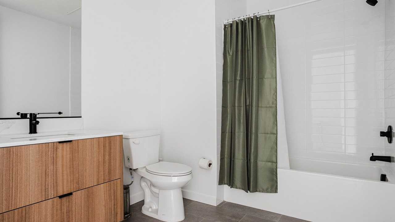 Photo of Bathroom in Greater Wilshire - Hancock Park
