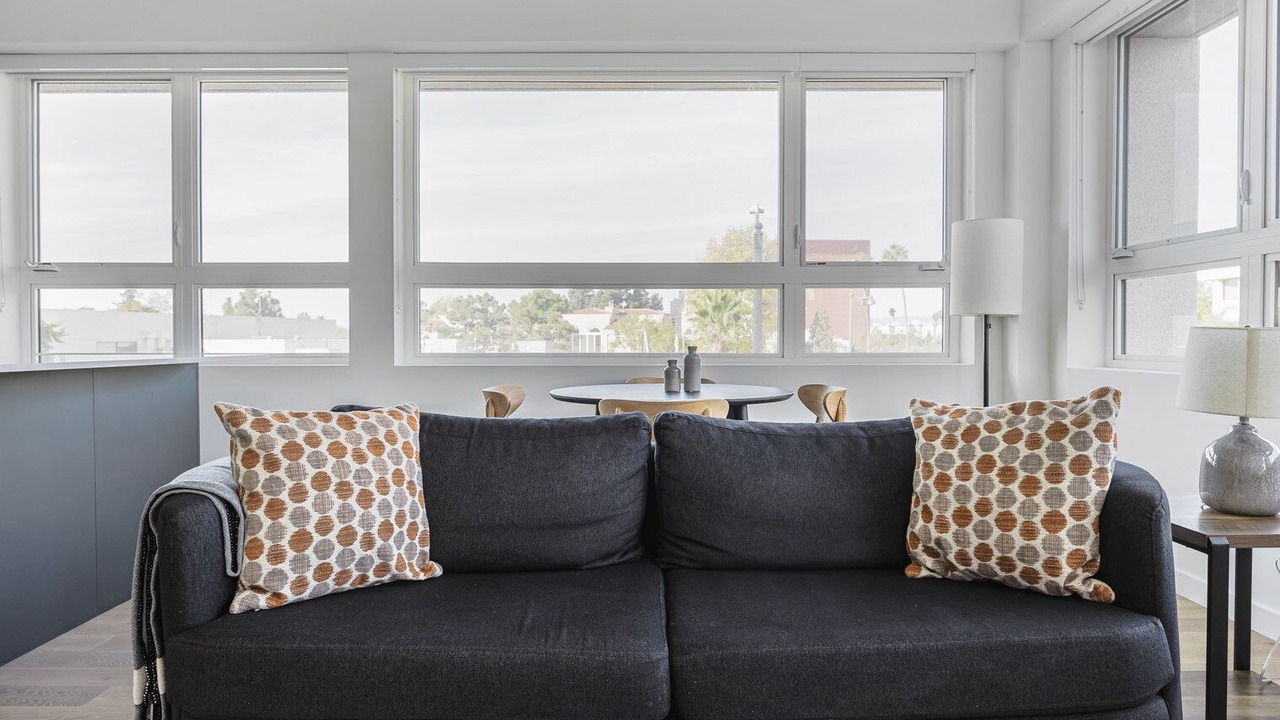 Photo of Livingroom in Greater Wilshire - Hancock Park