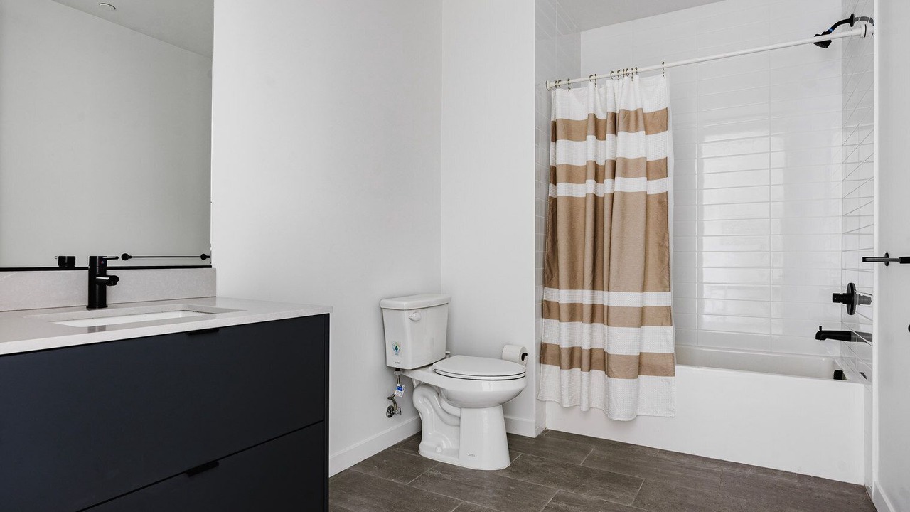 Photo of Bathroom in Greater Wilshire - Hancock Park