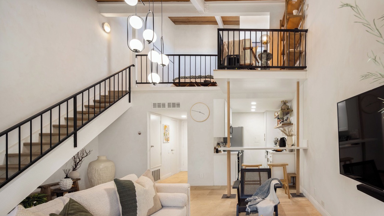 Photo of Livingroom in Encino