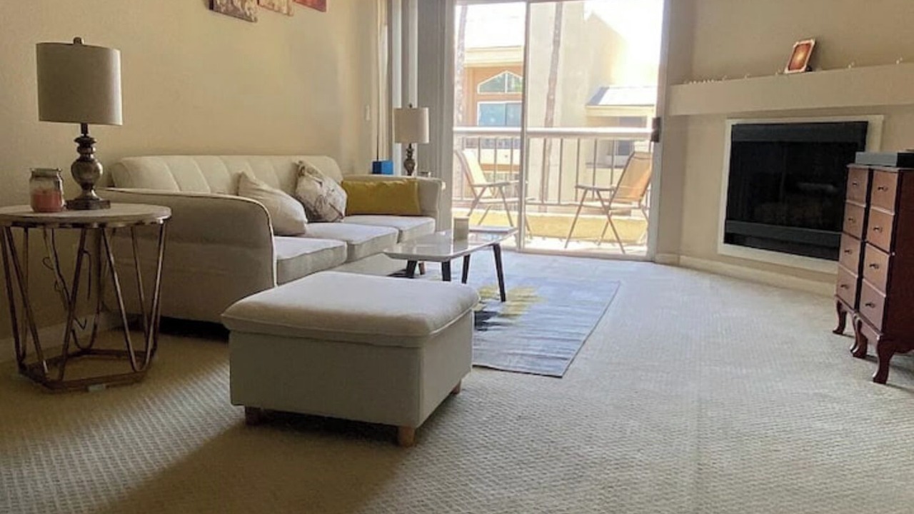 Photo of Livingroom in Warner Center