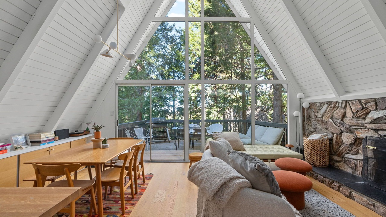 Photo of Livingroom in Lake Arrowhead