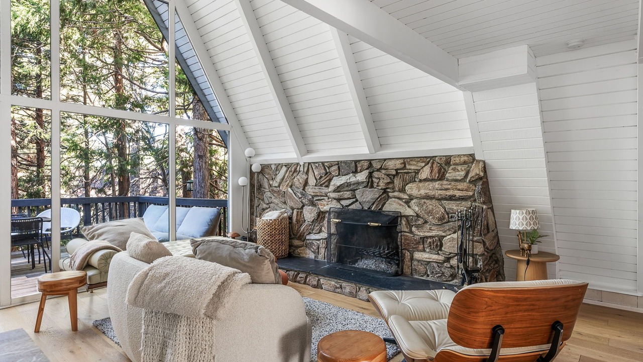Photo of Livingroom in Lake Arrowhead