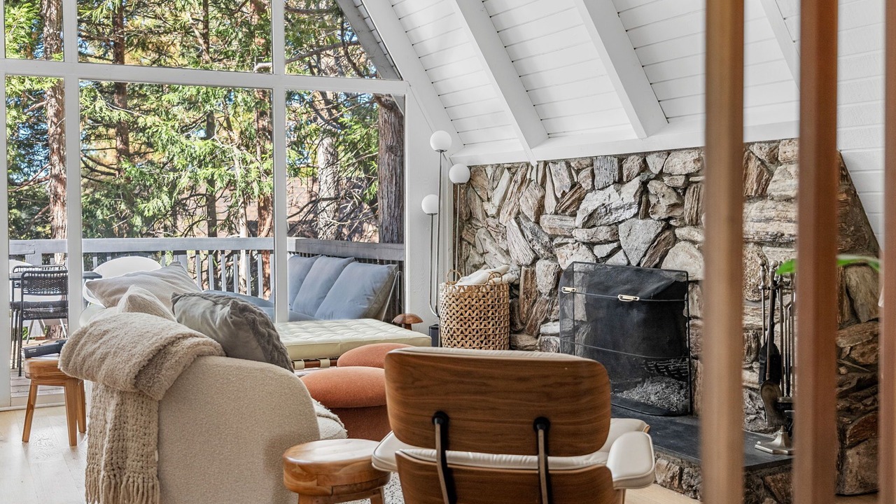 Photo of Livingroom in Lake Arrowhead