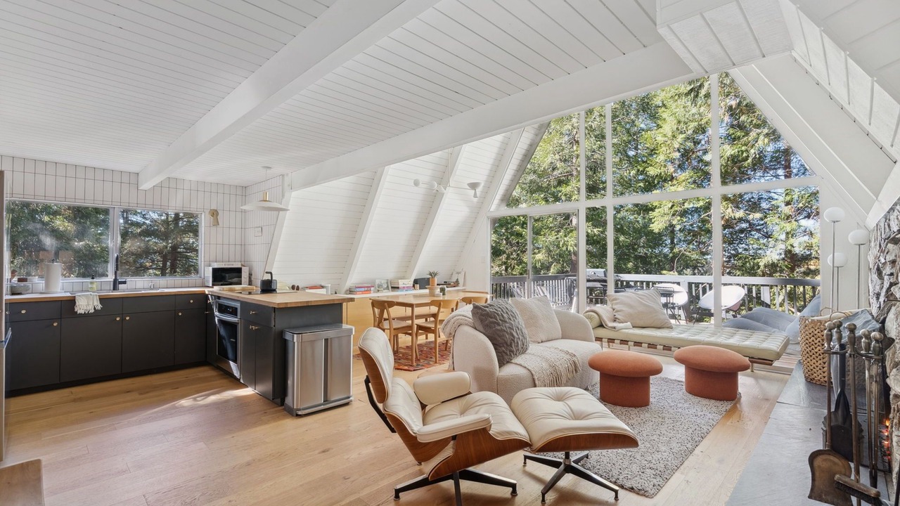 Photo of Livingroom in Lake Arrowhead