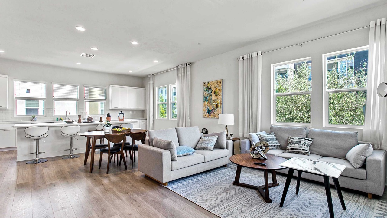 Photo of Livingroom in Platinum Triangle