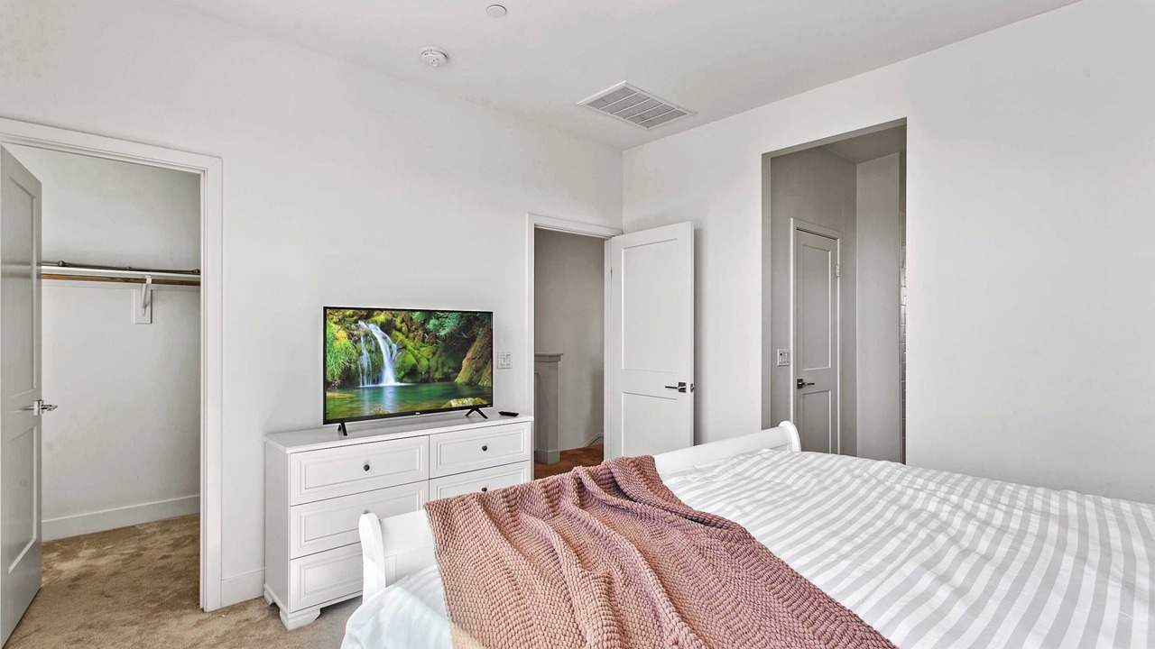 Photo of Bedroom in Platinum Triangle