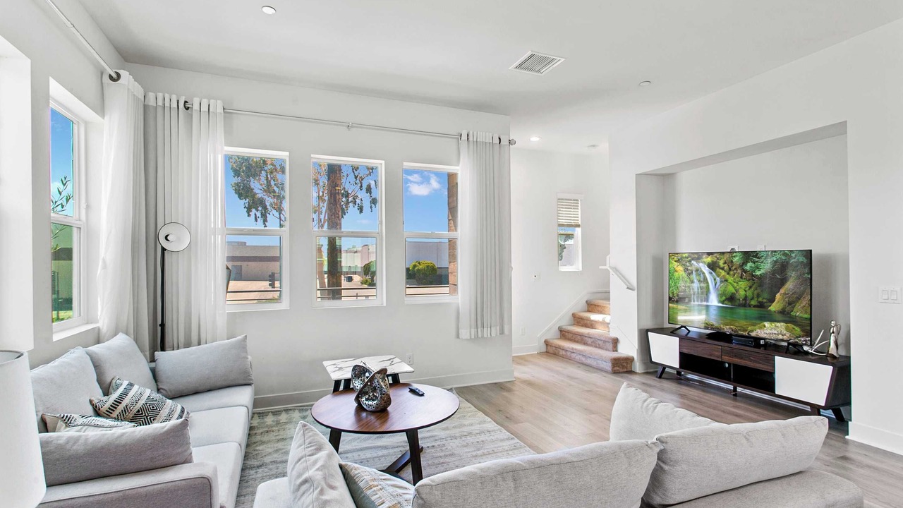 Photo of Livingroom in Platinum Triangle