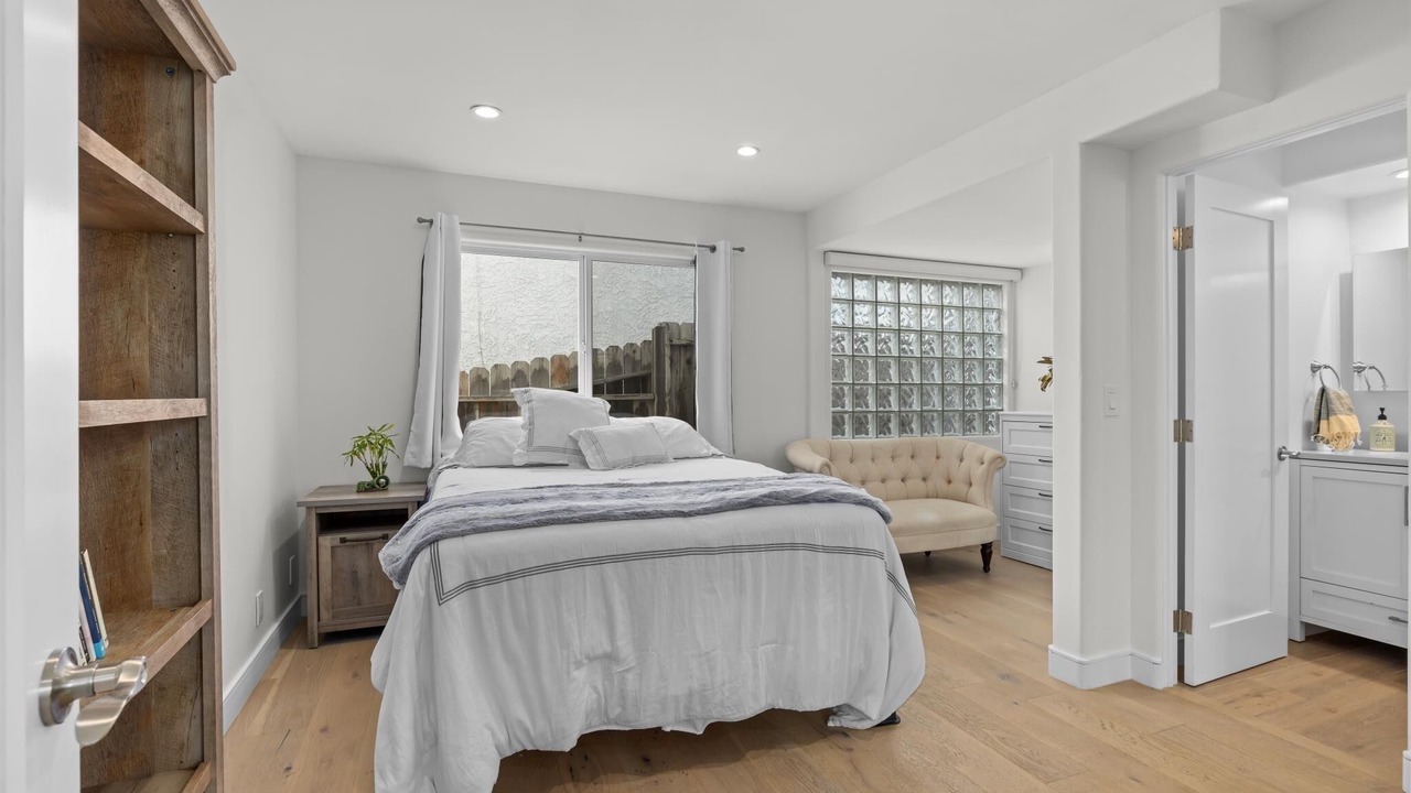 Photo of Bedroom in Gas Lamp Section