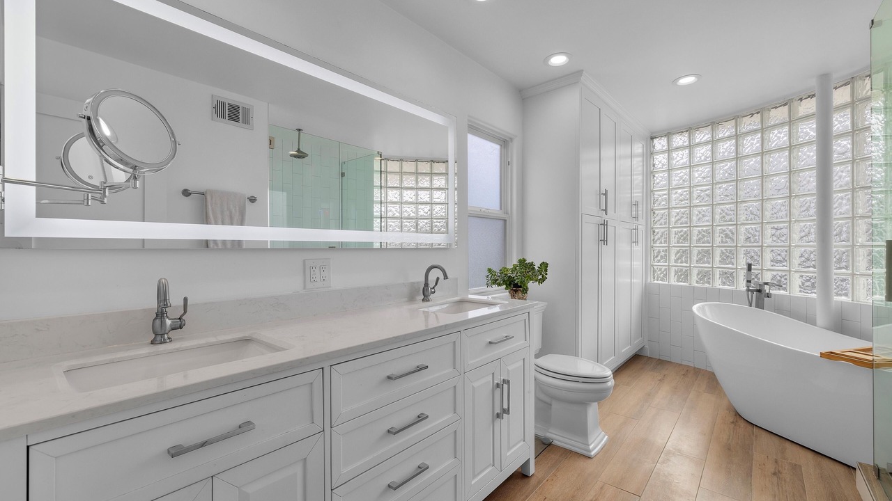 Photo of Bathroom in Gas Lamp Section