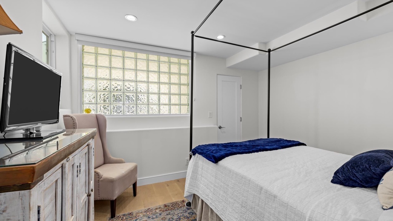 Photo of Bedroom in Gas Lamp Section