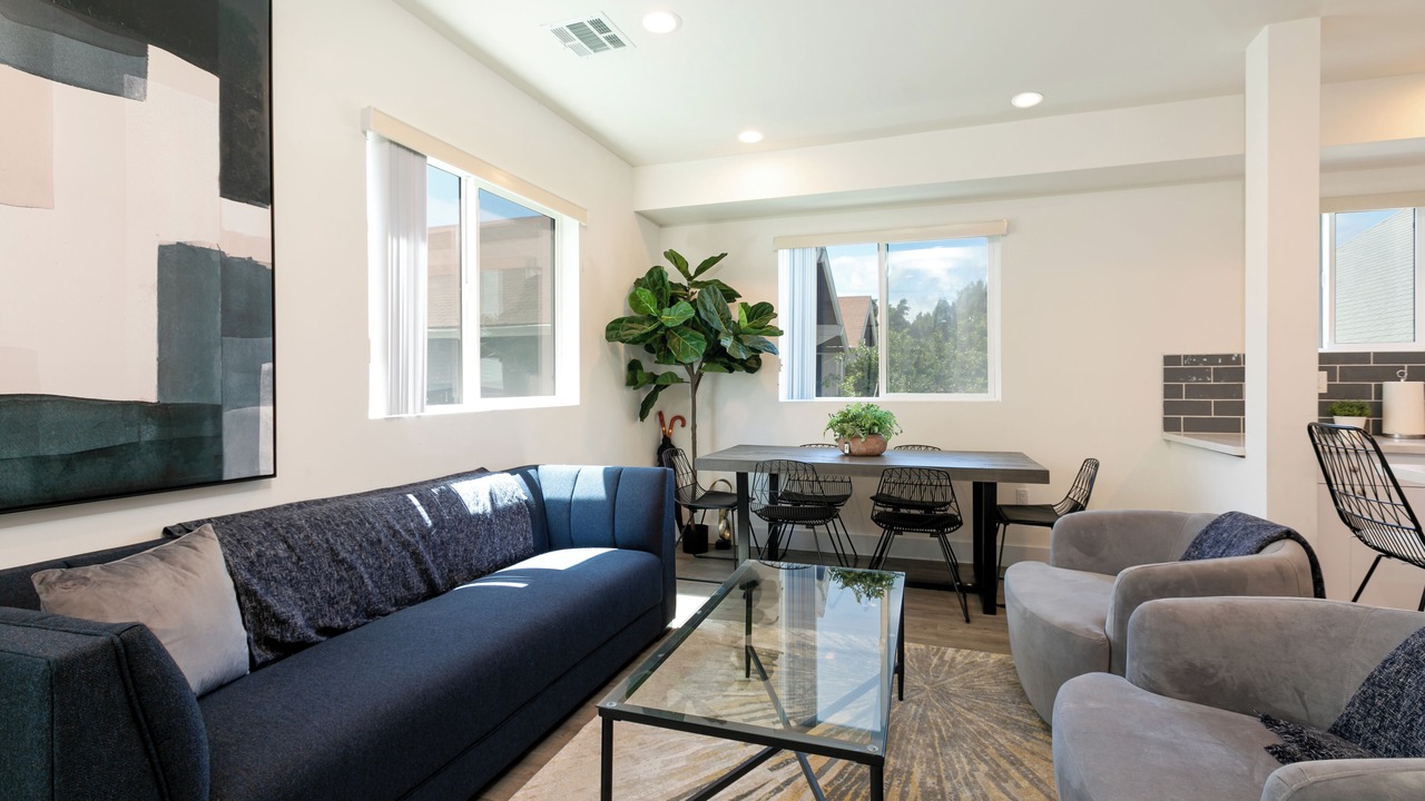 Photo of Livingroom in Pico-Union