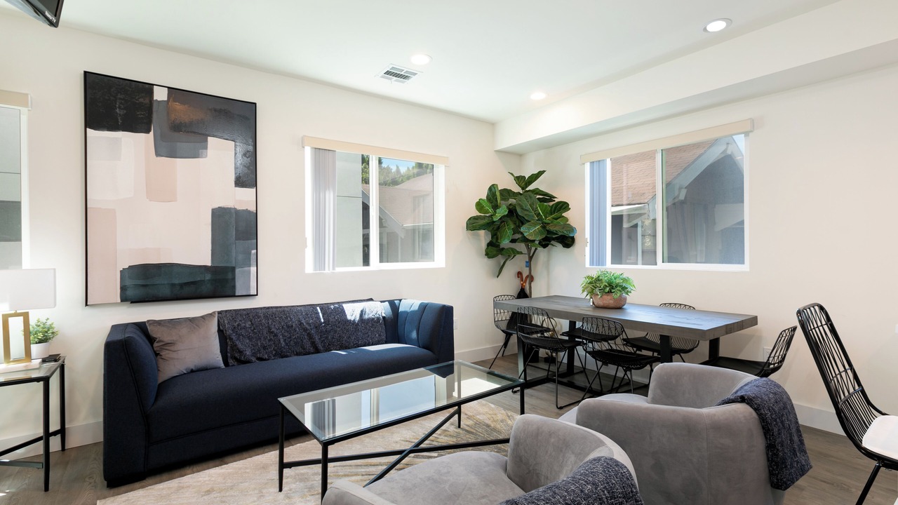 Photo of Livingroom in Pico-Union