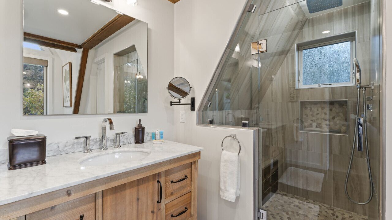 Photo of Bathroom in Blue Jay
