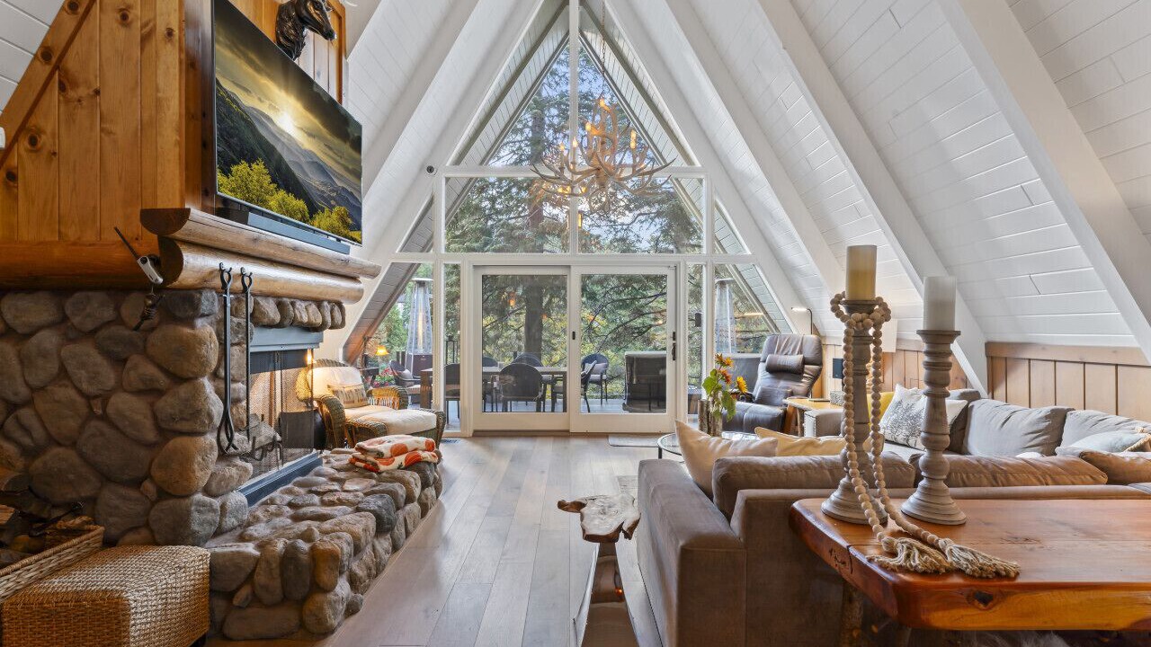Photo of Livingroom in Blue Jay