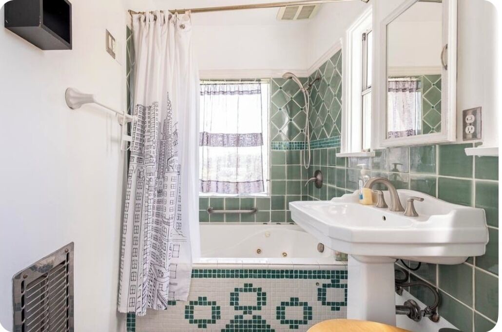 Photo of Bathroom in Los Angeles