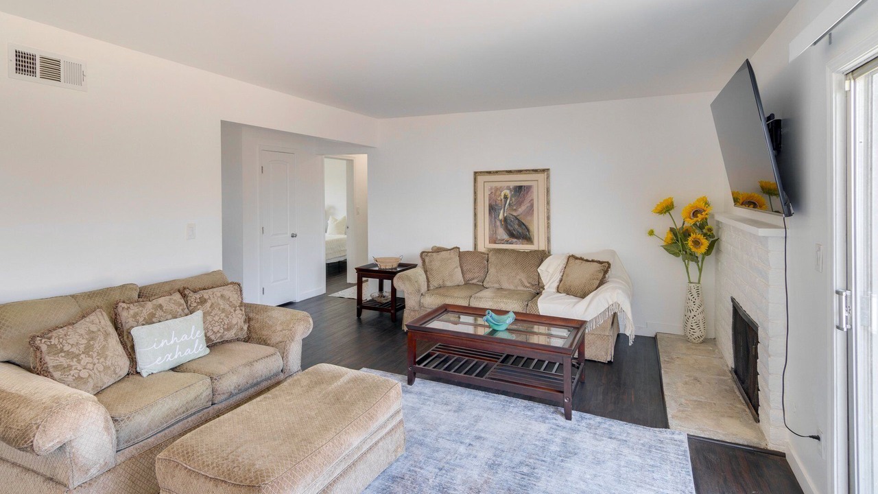 Photo of Livingroom in Lake View Terrace