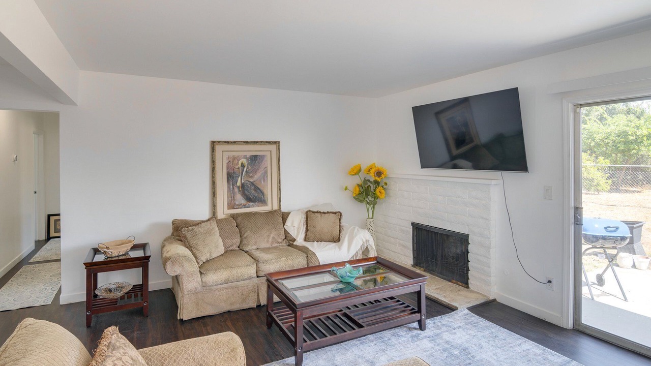 Photo of Livingroom in Lake View Terrace