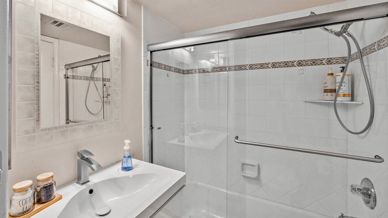 Photo of Bathroom in Lamanda Park