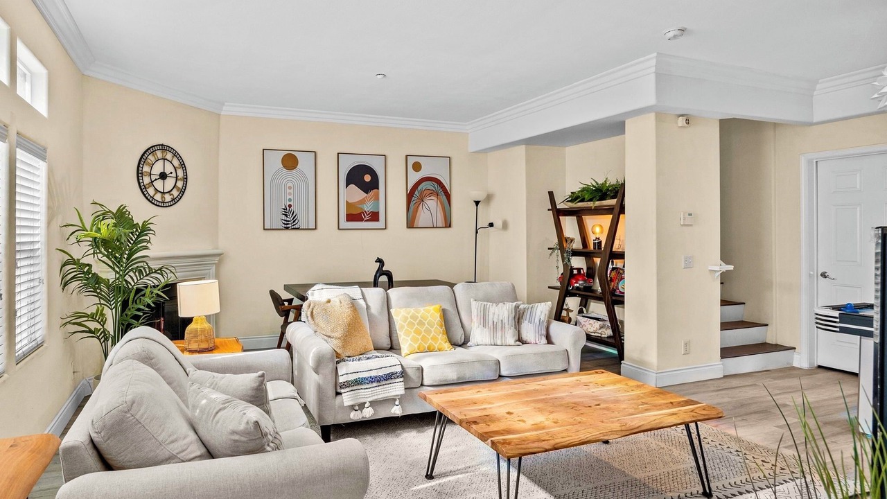 Photo of Livingroom in Lamanda Park