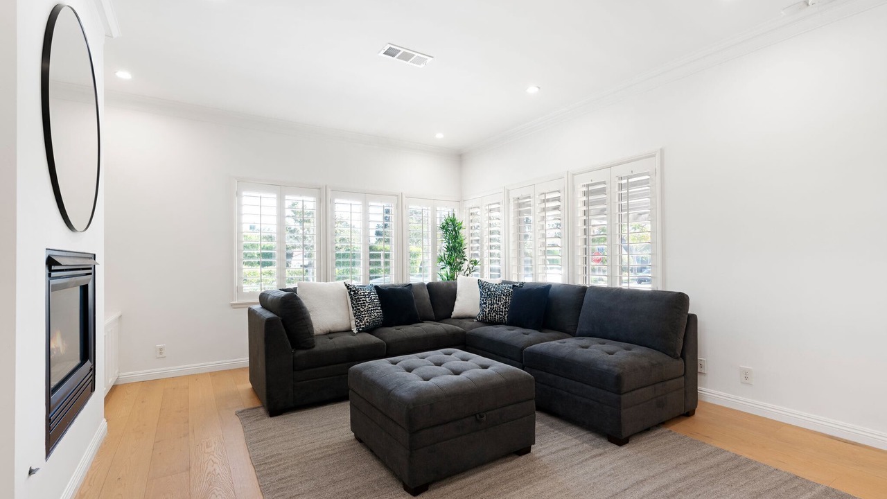 Photo of Livingroom in Mid-Wilshire